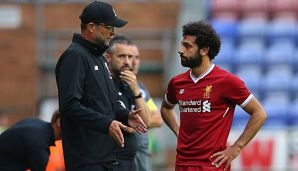 Jürgen Klopp (l.) hat Mohamed Salah für dessen Schwalbe gerüffelt.