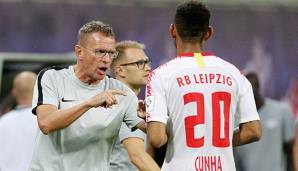 Ralf Rangnick hat seinem Spieler Cunha etwas mitzuteilen.