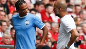 Pep Guardiola (r.) erkundigt sich bei Leroy Sane nach dessen Befinden.