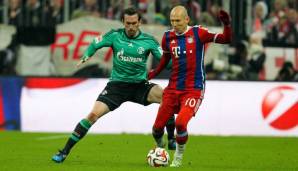 Christian Fuchs im Duell mit Arjen Robben.