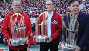 13: Fenway Sports Group (ca. 3,6 Mrd. Dollar) - FC LIVERPOOL: FSG ist ein Sport-Investment-Unternehmen. Neben dem FC Liverpool gehören der Gruppe auch die Boston Red Sox aus der MLB. John W. Henry (Mitte) gilt als der Kopf von FSG.