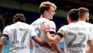 Leeds-Stürmer Patrick Bamford (M.) feiert mit seinen Teamkollegen.