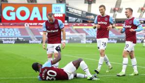 Michail Antonio (liegend) jubelt mit Vladimir Coufal, Tomas Soucek und Jarrod Bowen (stehend von links nach rechts).