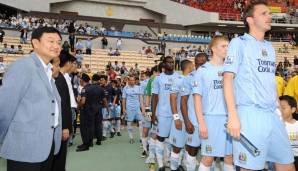 2008: ManCity-Besitzer Thaksin Shinawatra (.) und die Mannschaft, angeführt von Dietmar Hamann.