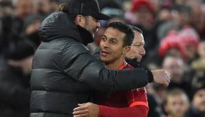 Jürgen Klopp freut sich mit Thiago Alcantara über dessen Tor.