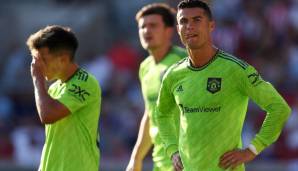 Lange Gesichter bei den Stars von Manchester United, Cristiano Ronaldo (r.), Lisandro Martinez (l.) und Harry Maguire.