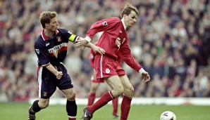 Spaceman Stefan Schwarz im Duell mit Liverpools Dietmar Hamann.