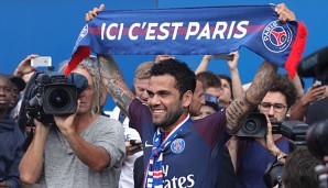 Dani Alves lässt sich bei seiner Vorstellung in paris feiern