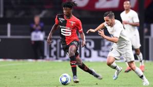 Eduardo Camavinga (l.) läuft Pablo Sarabia von Paris St.-Germain davon.