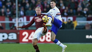 Dicht am Mann: Alessio Romagnoli im Duell mit Maxi Lopez