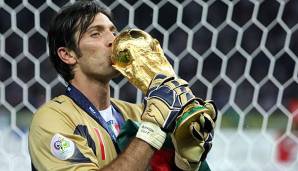 Gianluigi Buffon küsst den WM-Pokal.