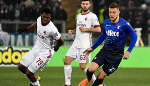 Sergej Milinkovic-Savic im Duell gegen zwei Spieler vom AC Milan