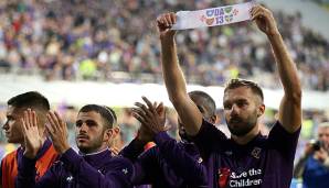 Auf der Kapitänsbinde ehrt der AC Florenz den vor einem halben Jahr verstorbenen Davide Astori.