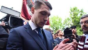 Torino-Kapitän Andrea Belotti erweist Il Grande Torino die Ehre.