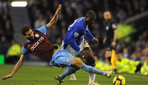 Carlos Cuellar (l.) verpasste bei Aston Villa in dieser Saison nur ein Premier-League-Spiel