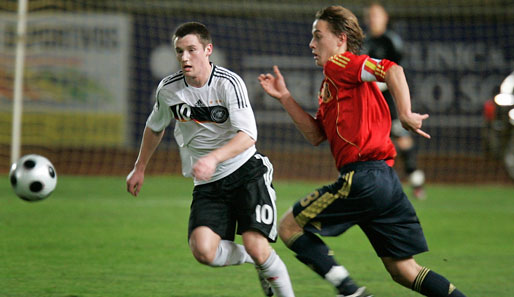 Halb Fußball-Europa jagt Santanders Youngster Sergio Canales (r.)