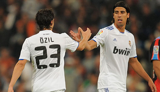 Mesut Özil und Sami Khedira (r.) holten mit dem DFB-Team den dritten Platz bei der WM 2010