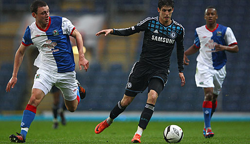 Sturmtalent Lucas Piazon (M.) von den Blues soll beim FC Malaga Spielpraxis sammeln