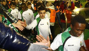 Die Spieler von Racing Santander lassen sich von ihren Fans feiern