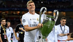 Toni Kroos überglücklich mit dem CL-Pokal in den Händen