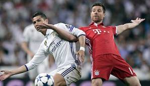 Xabi Alonso im Zweikampf mit Cristiano Ronaldo