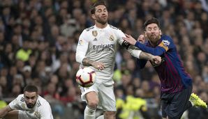 Sergio Ramos (l.) hat Lionel Messi einen Schlag verpasst.