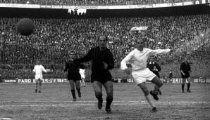 Alfredo di Stefano im Spiel gegen den AC Milan.