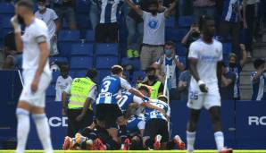 Espanyol jubelt, im Vordergrund schauen Karim Benzema (l.) und Vinicius Junior betreten drein.