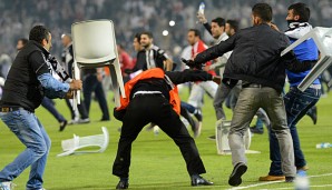 Anhänger von Besiktas stürmten kurz vor Spielende auf den Platz