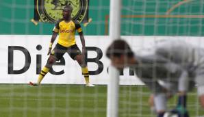 BVB-Wunderkind Yousouffa Moukoko schießt kurz vor Schluss den Siegtreffer gegen die Bayern.