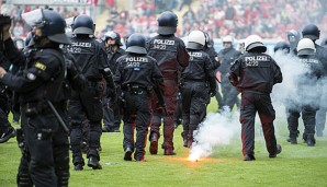 Die Polizei musste Feuerwerkskörper vom Rasen entfernen und für Ordnung sorgen