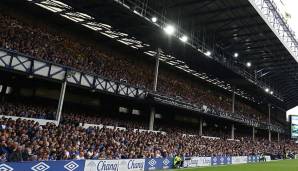 Auf dem 1926 von Leitch erbauten Bullens Road Stand von Evertons Goodison Park sind klassische "criss-crossed balcony decorations" erhalten