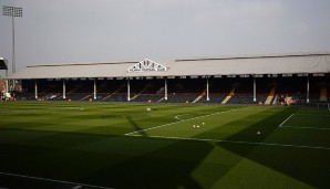 In der ersten Hälfte des 20. Jahrhunderts entwarf und erbaute Architekt Archibald Leitch in Großbritannien annähernd 30 Stadien. Einige sind noch erhalten, wie der 1905 errichte Johnny Haynes Stand von Fulhams Craven Cottage