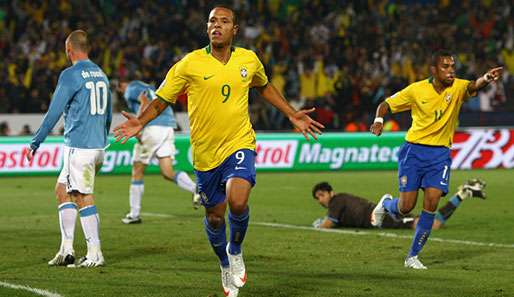 Luis Fabiano (Nummer 9) erzielte zwei Tore, Robinho (r.) leitete Dossenas Eigentor ein