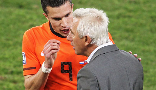 Die Szene, die für mächtig Furore sorgte: Robin van Persie (l.) redet energisch auf seinen Coach ein