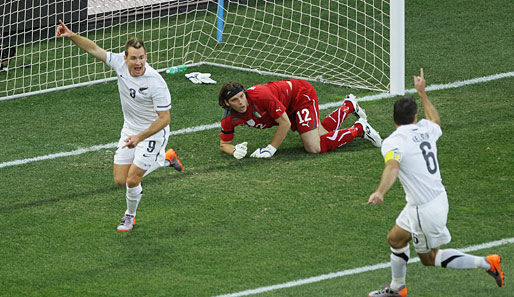 Shane Smeltz (l.) überwand Buffon-Vertreter Federico Marchetti schon in der 7. Minute