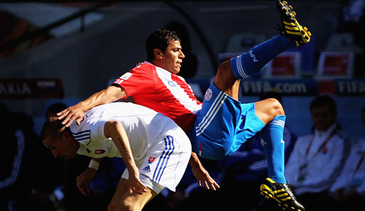 Carlos "Hulk" Bonet kümmert sich um den Slowaken Sestak. Ob er auch mit David Villa fertig wird?