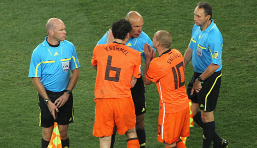 Howard Webb (M.) ist seit 2005 FIFA-Schiedsrichter