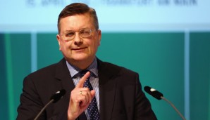 Reinhard Grindel äußerte seinen Unmut über die Mega-WM