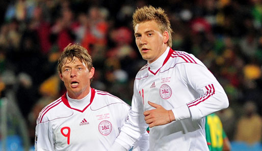 Bendtner (r.) und Tomasson brauchen gegen Japan einen Sieg, um weiterzukommen