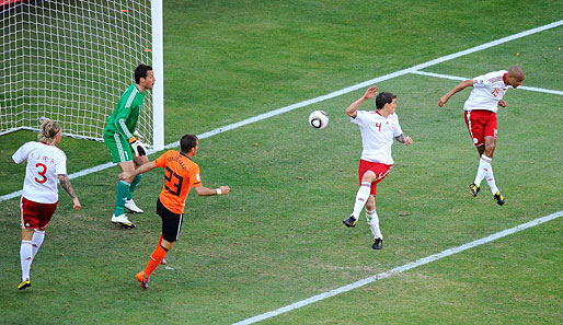 Simon Poulsen köpft Daniel Agger an - von dort geht der Ball ins Tor: klassisches Eigentor