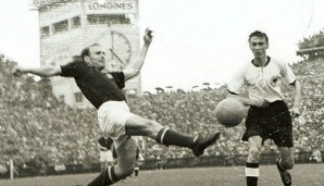 Horst Eckel (r.) im Zweikampf mit Nandor Hidegkuti vor der berühmten Uhr im Wankdorfstadion