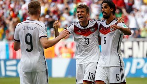 Thomas Müller (M.) erzielte drei Treffer und war der Spieler des Spiel gegen die Portugiesen