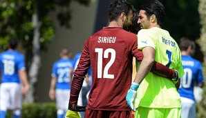 Buffon (r.) ist im Training umgeknickt