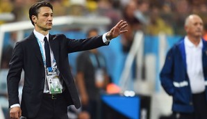 Niko Kovac stellt sich vor seine Mannschaft