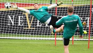 Manuel Neuer im Training mit Bundestorwarttrainer Andreas Köpke.