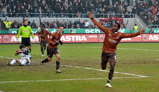 Charles Takyi vom FC St. Pauli (r.) steht vor seinem Debüt für die Nationalmannschaft von Ghana