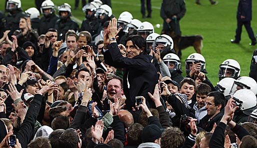 Bruno Hübner (M.) feierte den Aufstieg mit den eigenen Fans