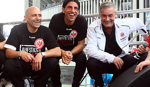 Trainer Armin Veh (r.) hat den Vertrag bei Eintracht Frankfurt bis 2013 verlängert