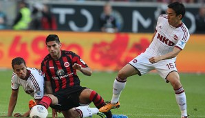 Timothy Chandler (l.) und Makoto Hasebe (r.) könnten bald zusammen mit Carlos Zambrano kicken